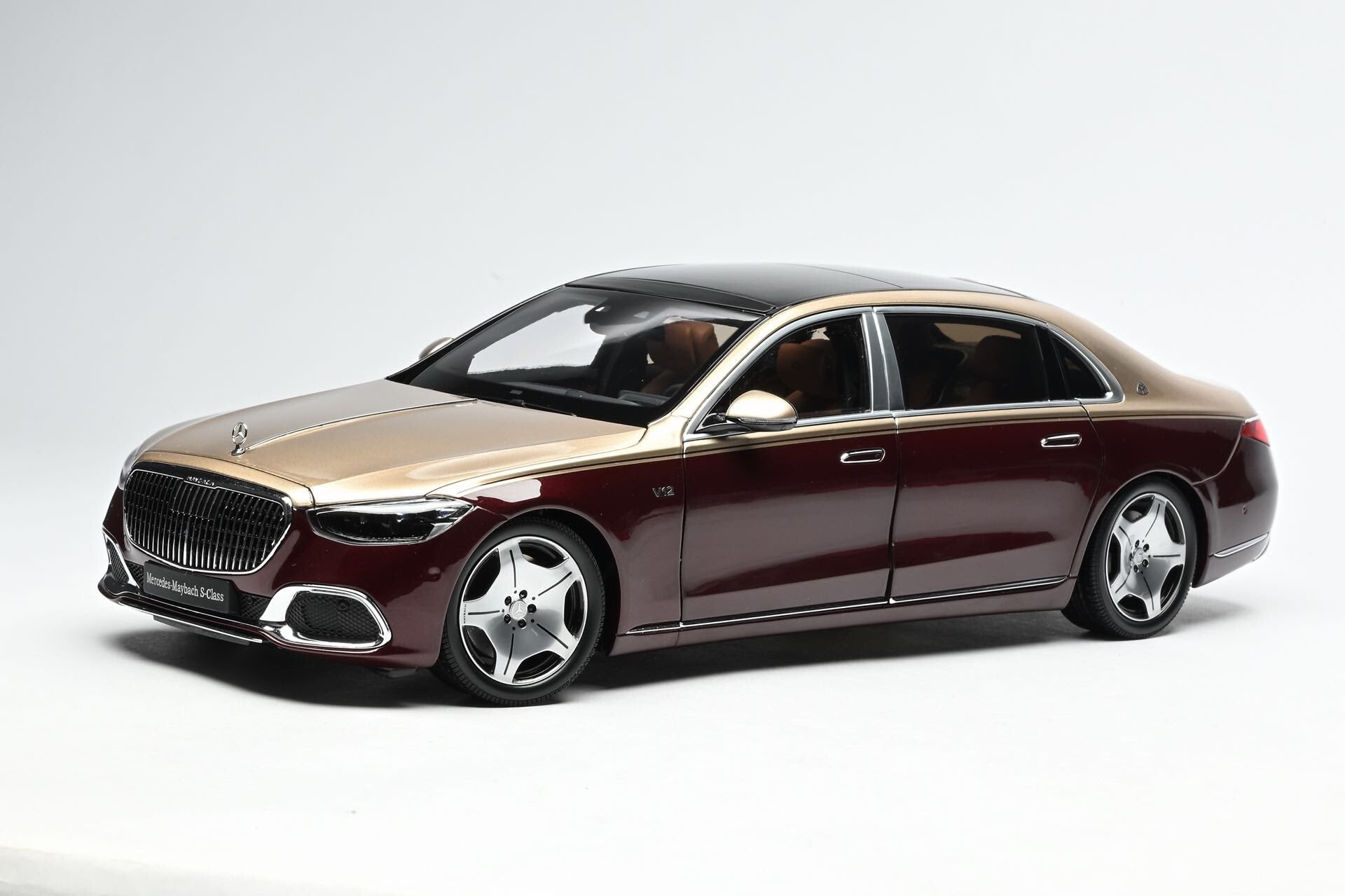 Mercedes-Benz Maybach S-Klasse S680 Almost Real 820122A