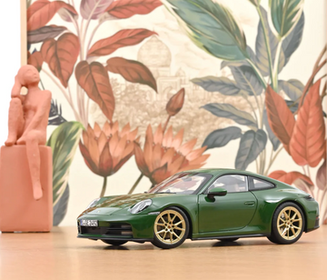 Porsche 911 Carrera (992.2) Modelljahr 2025 Irischgrün / Irish Green 187172