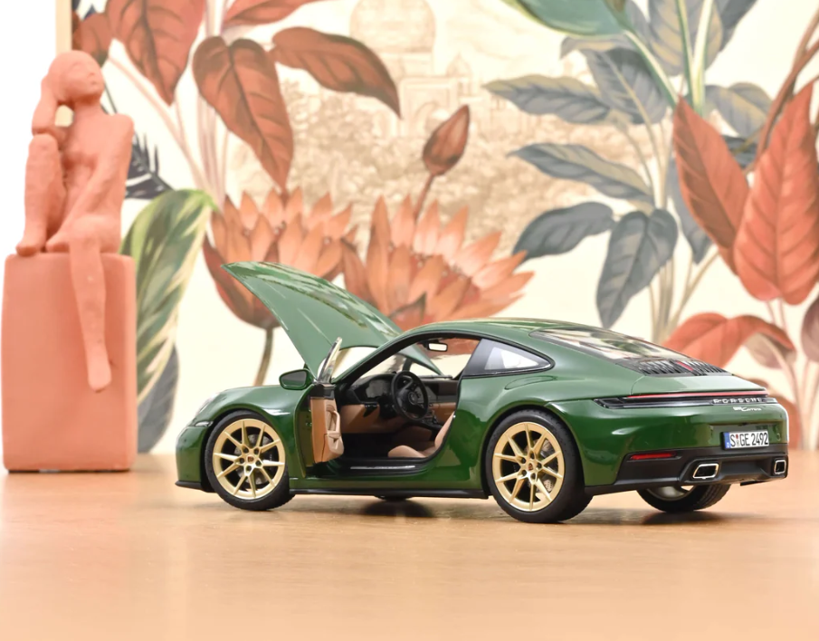 Porsche 911 Carrera (992.2) Modelljahr 2025 Irischgrün / Irish Green 187172