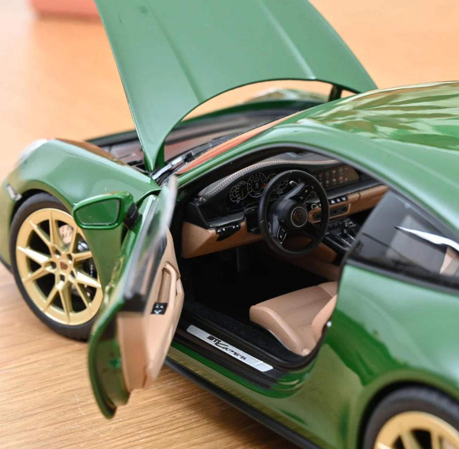 Porsche 911 Carrera (992.2) Modelljahr 2025 Irischgrün / Irish Green 187172