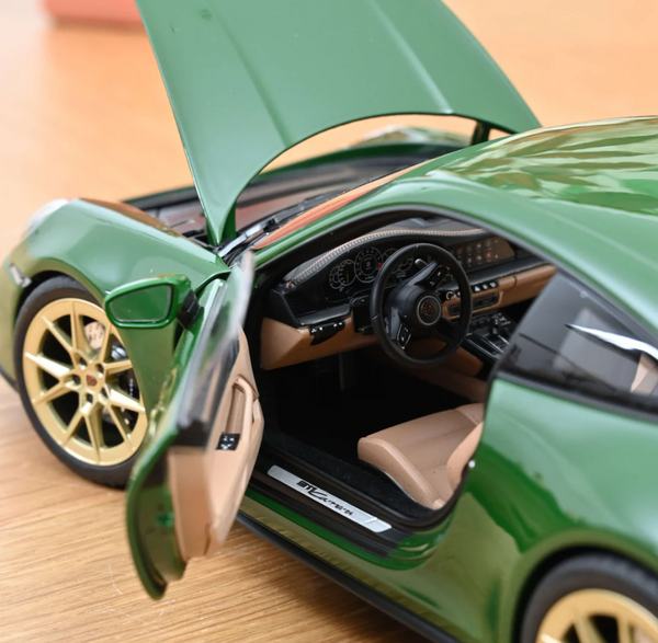 Porsche 911 Carrera (992.2) Modelljahr 2025 Irischgrün / Irish Green 187172