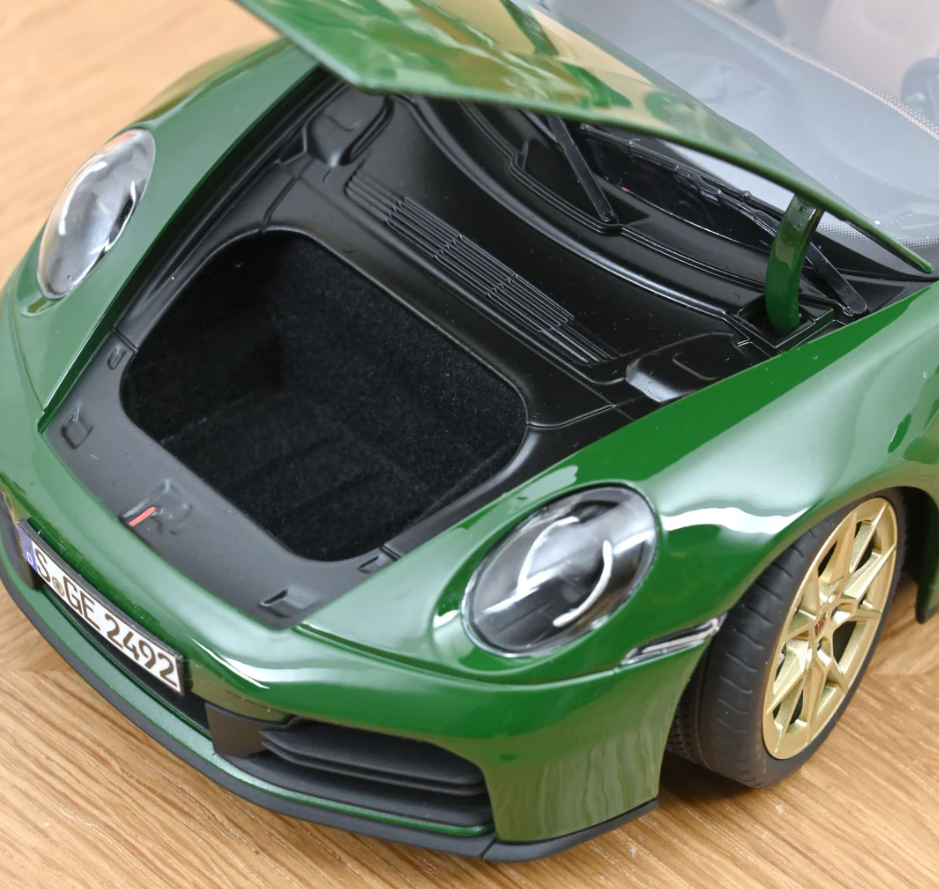 Porsche 911 Carrera (992.2) Modelljahr 2025 Irischgrün / Irish Green 187172