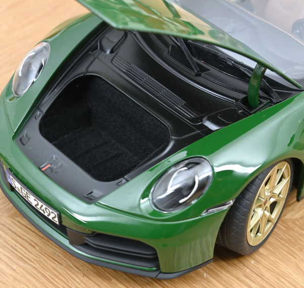 Porsche 911 Carrera (992.2) Modelljahr 2025 Irischgrün / Irish Green 187172