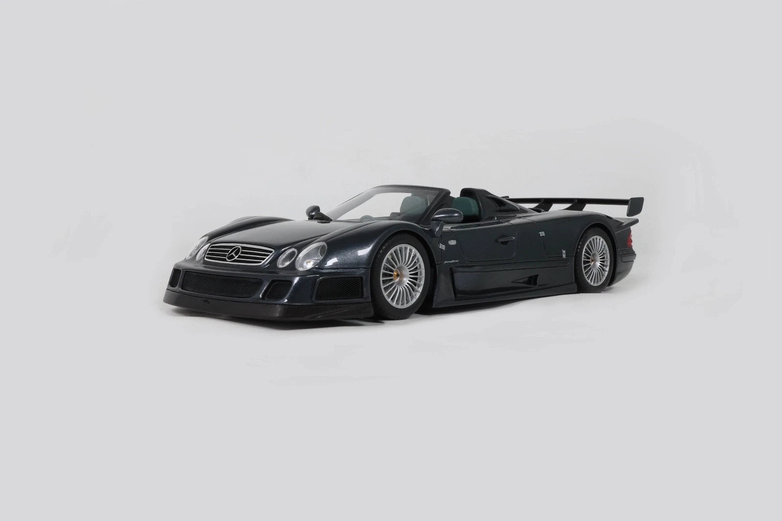 1:18 MERCEDES-BENZ CLKGTR ROADSTER GREY 1999 GT960 GT Spirit