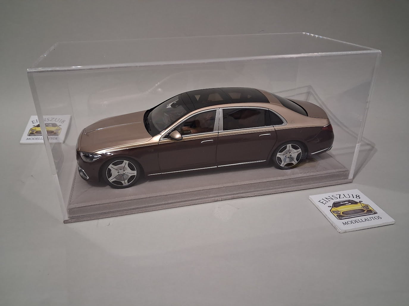 1:18 Vitrine mit Acrylglashaube und Sockel Display Case