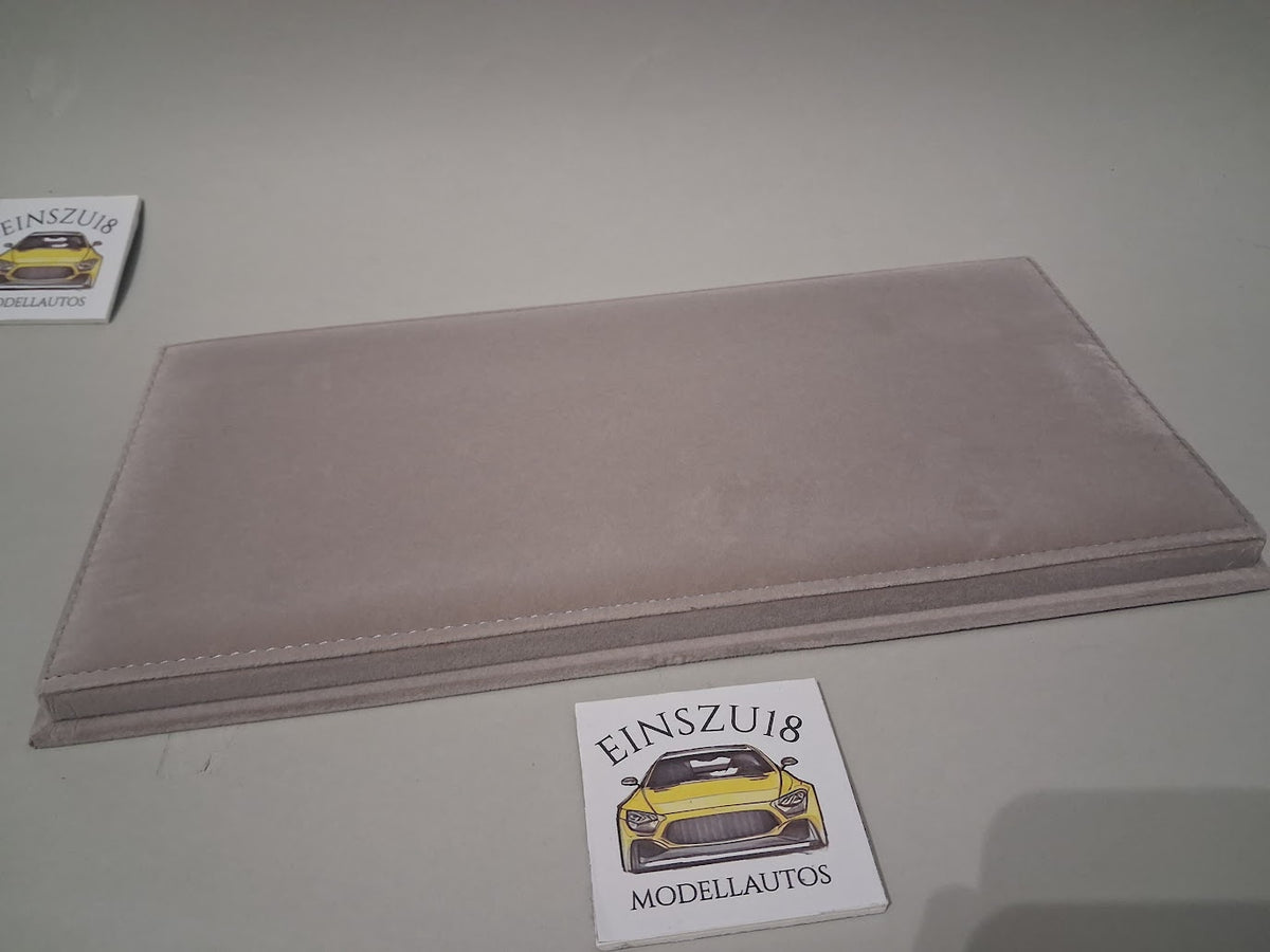 1:18 Vitrine mit Acrylglashaube und Sockel Display Case