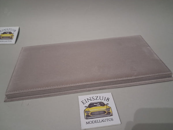 1:18 Vitrine mit Acrylglashaube und Sockel Display Case