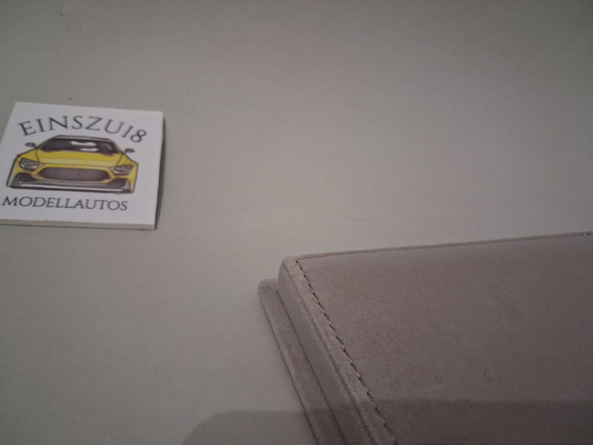 1:18 Vitrine mit Acrylglashaube und Sockel Display Case