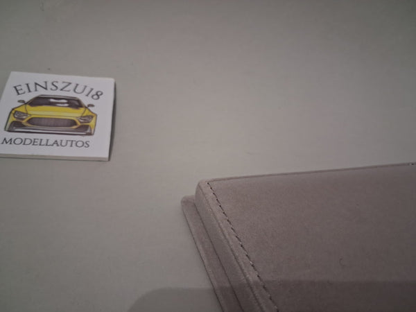 1:18 Vitrine mit Acrylglashaube und Sockel Display Case