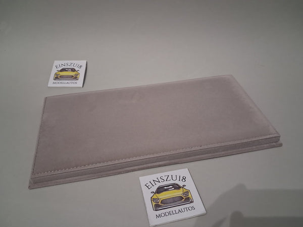 1:18 Vitrine mit Acrylglashaube und Sockel Display Case