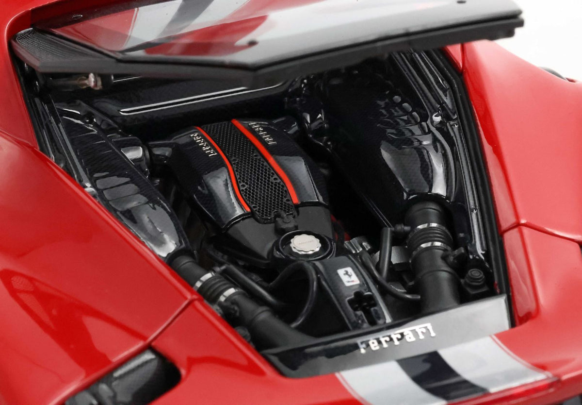 Ferrari 488 Pista - metal diecast - full open Rosso corsa con striscia - LUXURY PACK - BASE E VETRINA INCLUSE - HE180055DIE