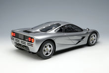 Lade das Bild in den Galerie-Viewer, McLaren F1 Road Car 1994 Magnesium Silver
