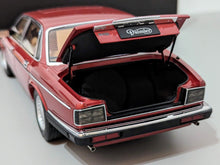 Lade das Bild in den Galerie-Viewer, Jaguar Daimler XJ6 (XJ40) Flamenco Red
