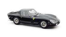Lade das Bild in den Galerie-Viewer, Ferrari 250 GTO Schwarz / rotes Interieur, Classic Gala Schwetzingen 2023
