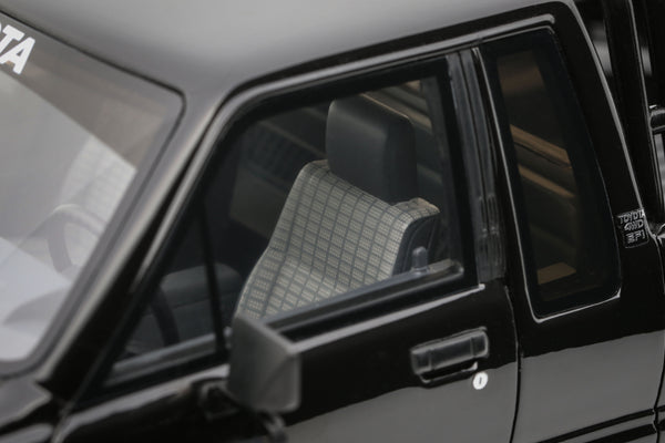 Toyota Hilux SR5 1985 Glossy Black 202
