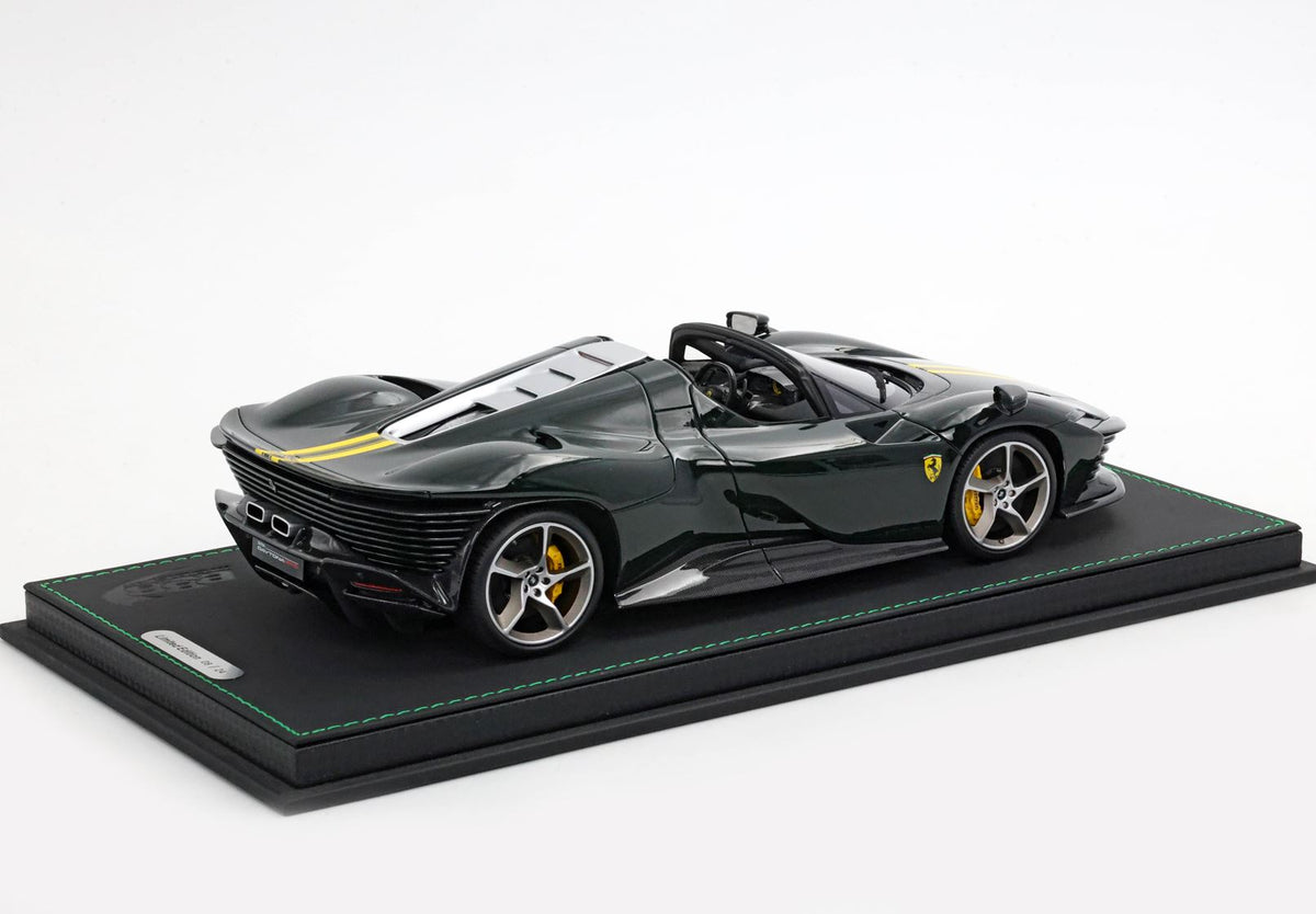 Ferrari SP3 Daytona tetto aperto Verde British e striscia gialla P18214TML