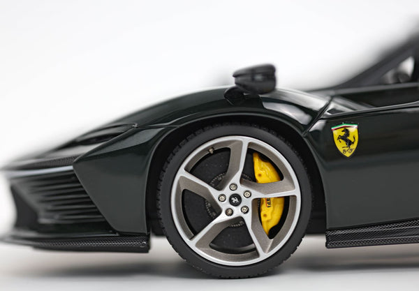 Ferrari SP3 Daytona tetto aperto Verde British e striscia gialla P18214TML