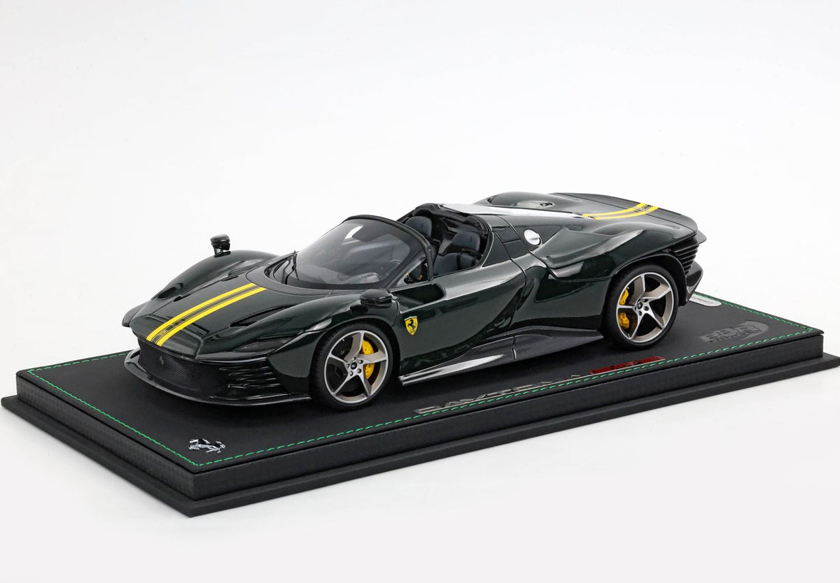 Ferrari SP3 Daytona tetto aperto Verde British e striscia gialla P18214TML