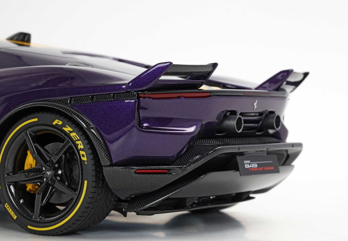 1:18 Ferrari 849 Testarossa Assetto Fiorano Viola Hong Kong e striscia gialla - P18276E