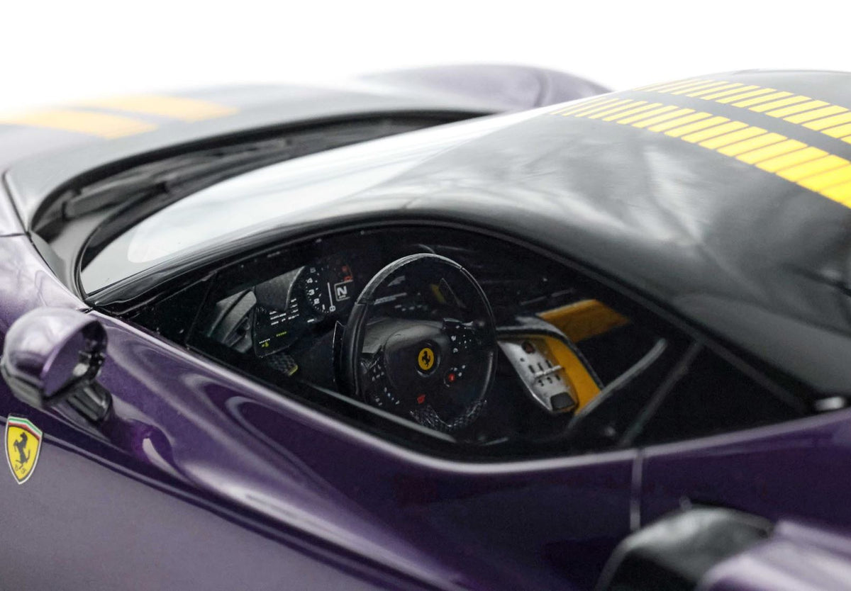 1:18 Ferrari 849 Testarossa Assetto Fiorano Viola Hong Kong e striscia gialla - P18276E