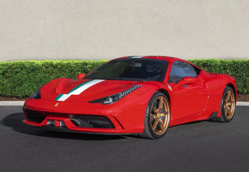 Ferrari 458 Speciale Rosso Corsa con bandiera italiana - P1868A5