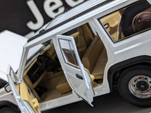 Carregar imagem no visualizador da galeria, Jeep Cherokee XJ 4x4 1985 White
