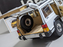 Carregar imagem no visualizador da galeria, Jeep Cherokee XJ 4x4 1985 White
