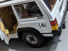 Lade das Bild in den Galerie-Viewer, Jeep Cherokee XJ 4x4 1985 White
