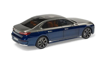 BMW i7 Oxidgrau/ Tansanitblau
