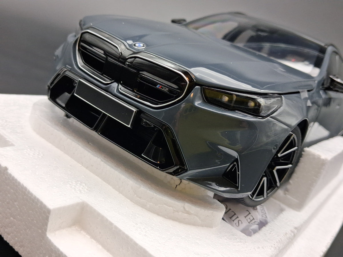 Minichamps BMW M5 Touring Grau Metallic mit 2. Radsatz Schwarz - 110023901