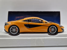 Carregar imagem no visualizador da galeria, McLaren 570S McLaren Orange
