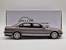 Lade das Bild in den Galerie-Viewer, BMW E38 750 iL Aspen Silver Metallic
