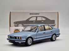 Lade das Bild in den Galerie-Viewer, BMW 535i (E34) 1988 Light Blue Metallic
