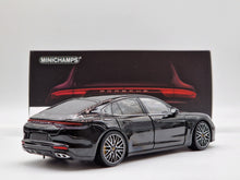 Carregar imagem no visualizador da galeria, Porsche Panamera Turbo S 2020 Jet Black Metallic (All Open)
