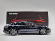 Carregar imagem no visualizador da galeria, Porsche Panamera Turbo S 2020 Gentian Blue Metallic (All Open)
