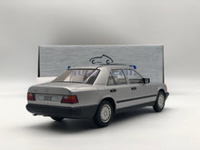 Carica l&#39;immagine nel visualizzatore di Gallery, Mercedes 300E W124 1984 Silver
