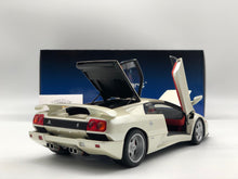 Lade das Bild in den Galerie-Viewer, Lamborghini Diablo SE JOTA Balloon White

