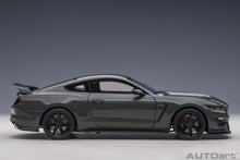 Carregar imagem no visualizador da galeria, Ford Mustang Shelby GT-350R Lead Foot Grey / Black Stripes
