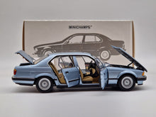 Lade das Bild in den Galerie-Viewer, BMW 730i (E32) 1986 Light Blue Metallic
