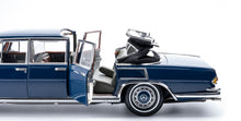 Lade das Bild in den Galerie-Viewer, Mercedes-Benz 600 Pullman Landaulet mit funktionsfähigem Verdeck
